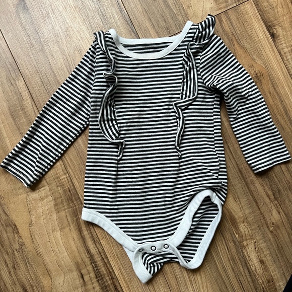 Carter’s Bundle - 9 months - Picture 4 of 4